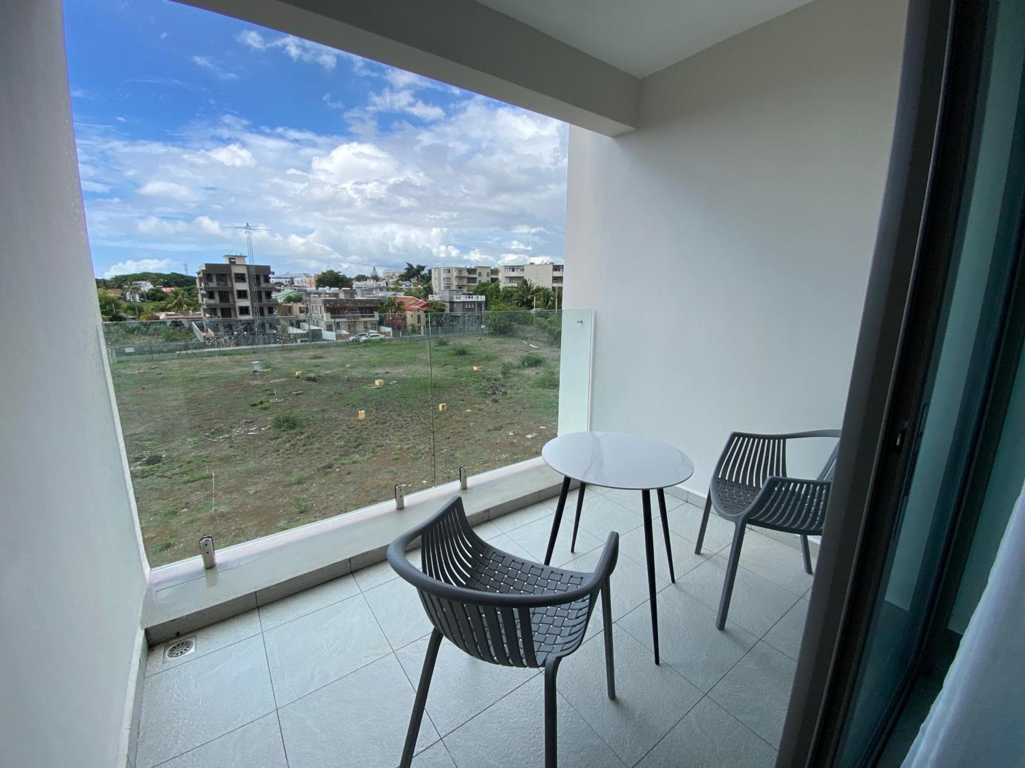 Sandstone Apartment A Walk To The Beach Flic en Flac Bagian luar foto