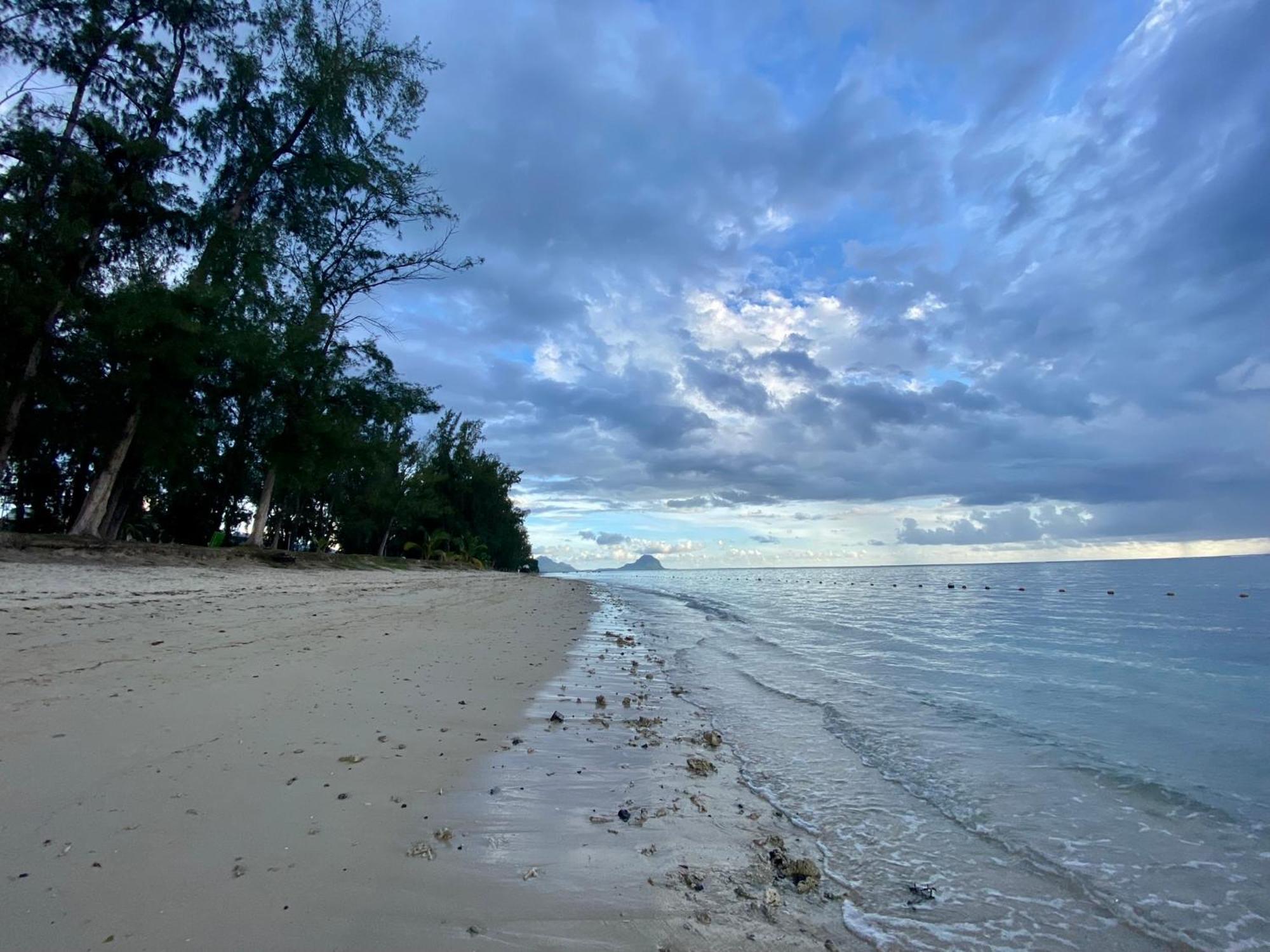 Sandstone Apartment A Walk To The Beach Flic en Flac Bagian luar foto